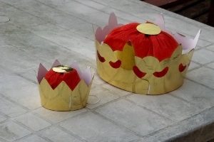 Two red and gold crowns.